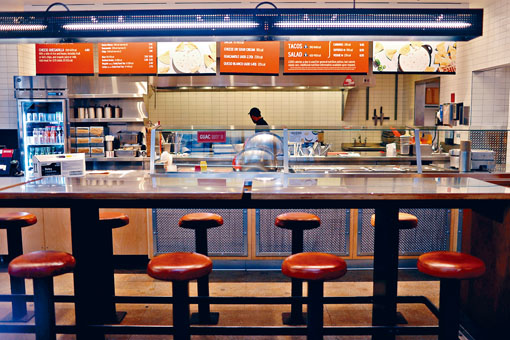 ■美國新冠肺炎疫情未見緩和下來，平時熱鬧的紐約曼克頓區食肆人客也不見了。
