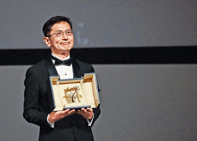 宮崎吾朗代表吉卜力全體在康城領榮譽金棕櫚獎。