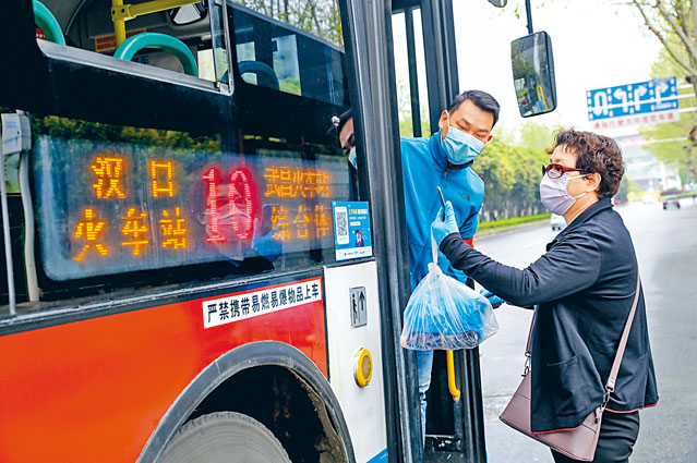 武漢市部分公交車恢復開行，市民須掃二維碼上車。