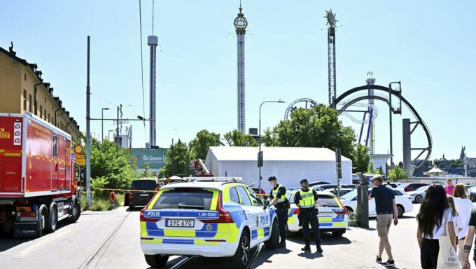 瑞典游乐园过山车出轨，致1死9伤。AP
