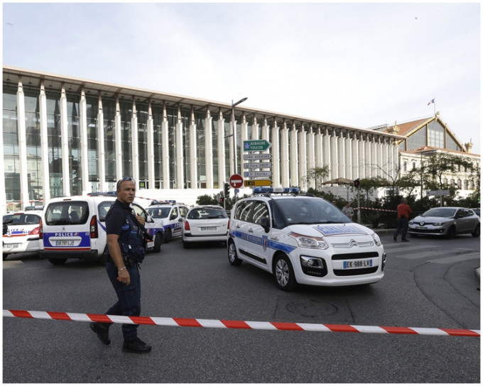 法国警方封锁现场调查。AP图片