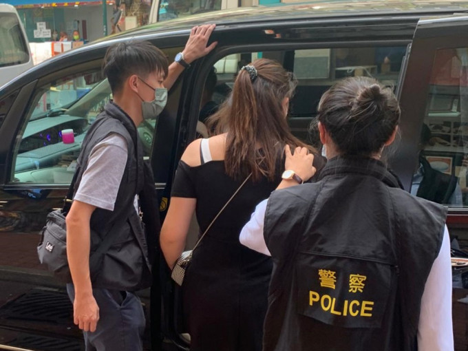 警方中午在荃灣掃黃，一名女子被捕。