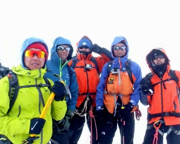 四名港人在瑞士攀艾格峰，遇雪崩導致一死一傷意外，資深冰雪攀登教練梁念豪最快於下周出院返港。