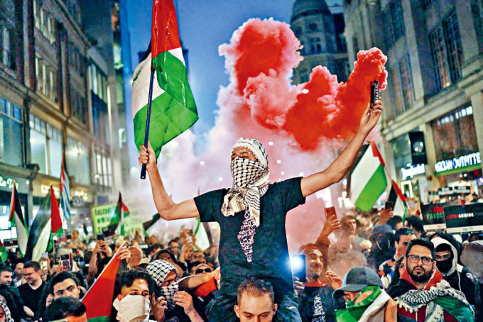 在西伦敦的以色列大使馆附近，示威者周一晚参与「和巴勒斯坦同行」集会。