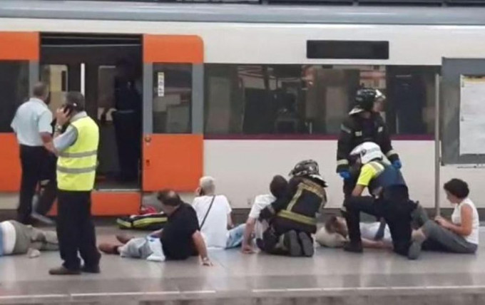 部分傷者留在月台等待救援。網圖