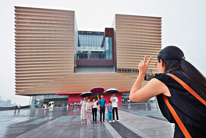 香港故宮文化博物館昨起增加票價後，仍有不少旅客前來參觀及打卡。