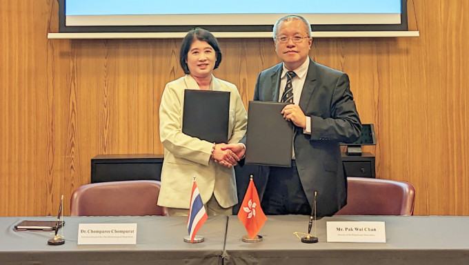 香港天文台与泰国气象局昨日在瑞士日内瓦举行的第十九届世界气象大会期间再度签订谅解备忘录。