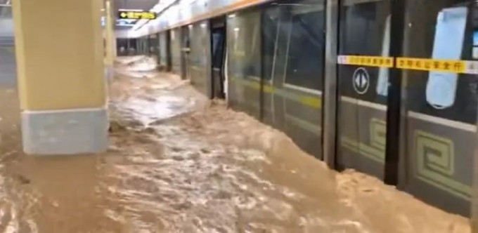 郑州暴雨成灾致25人死亡，7人失踪。网图