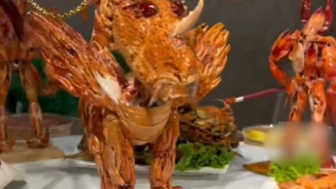 虾蟹壳制作成「虾兵蟹将」艺术品。影片截图