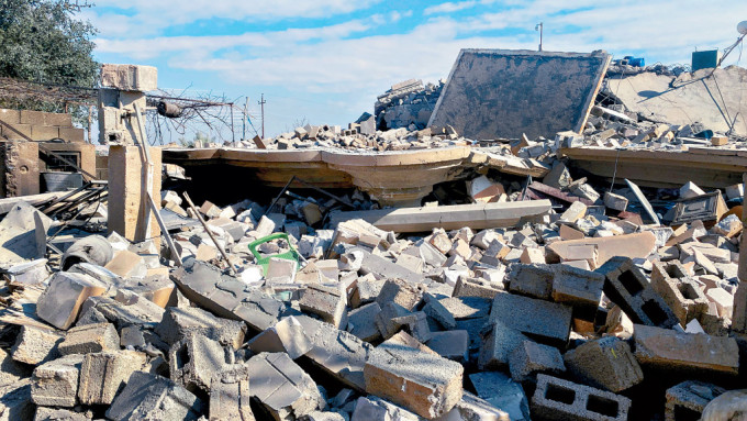 伊拉克加伊姆一座建築物被美軍空襲炸成廢墟。