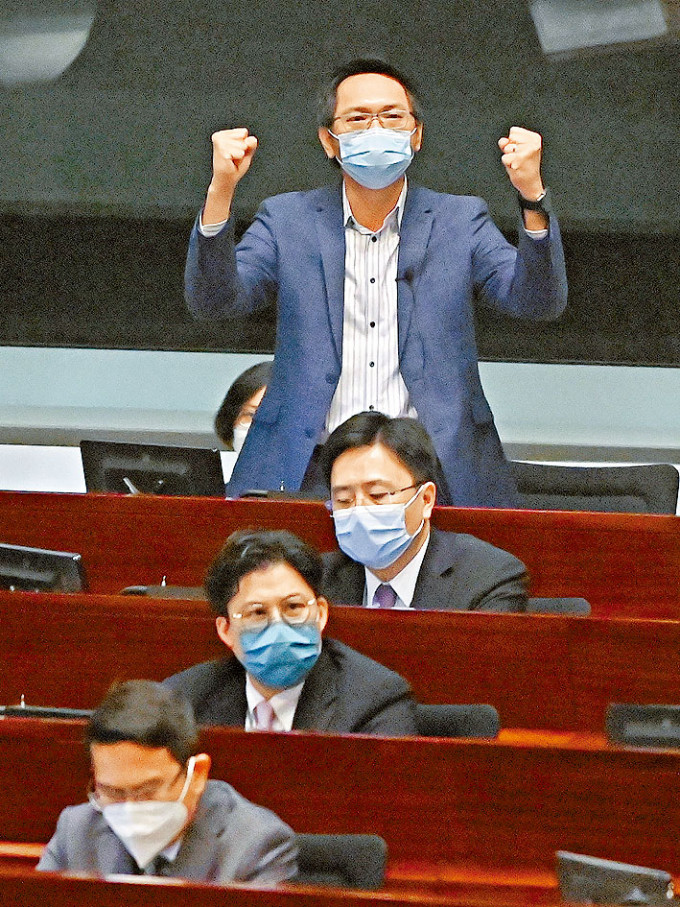 陆颂雄等议员支持取消强积金对冲。
