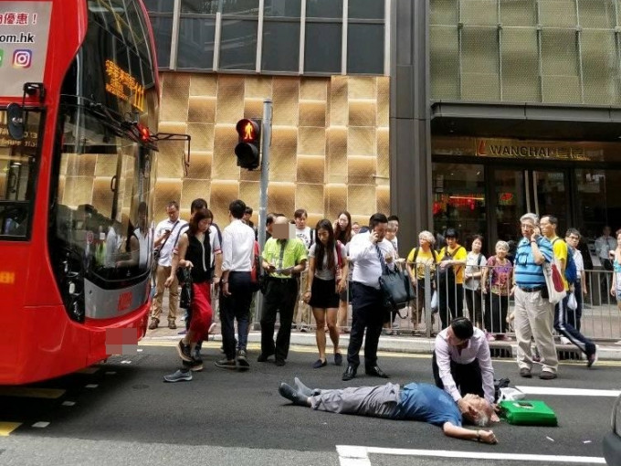巴士上一名醫生見狀，馬上落車為男子急救。 香港突發事故報料區FB/網民Esk Mo‎圖