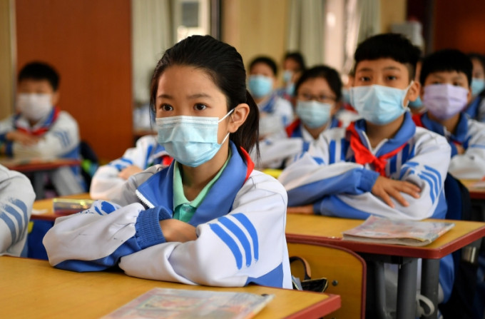 內地學生復課，戴口罩上學成為必然。(新華社圖片)