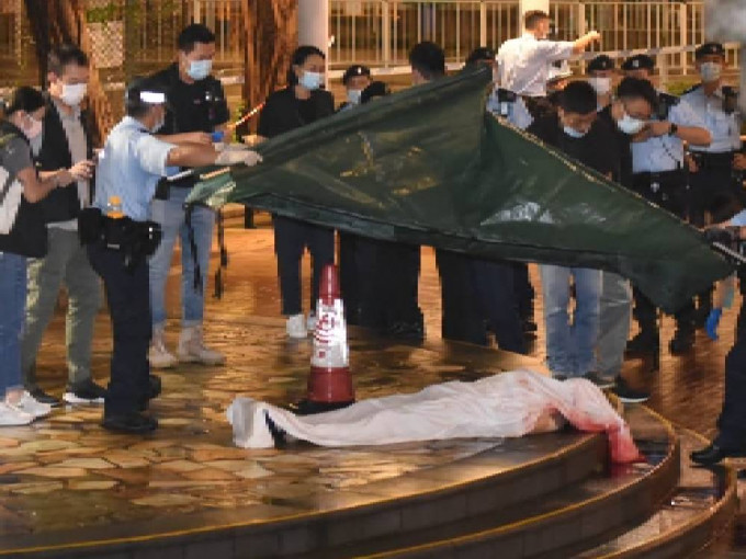 警方以白布遮盖男子遗体。