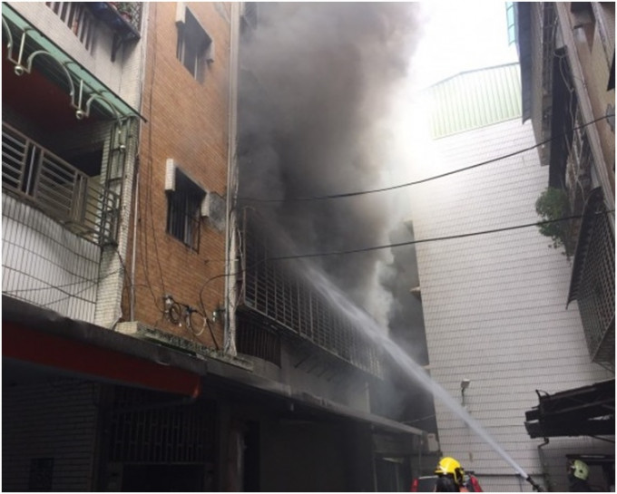 大火迅即由2楼蔓延至楼上冒出大量浓烟。