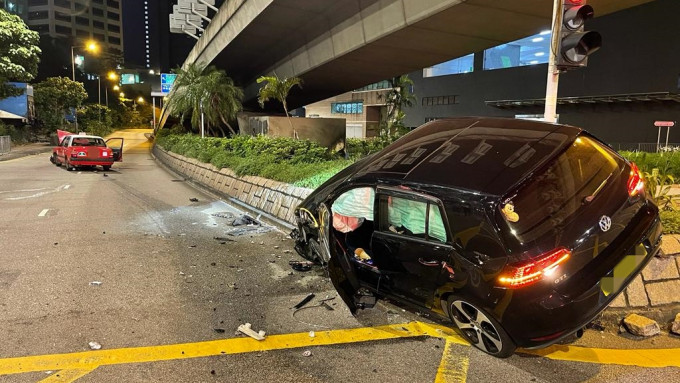 荃灣P牌私家車與的士相撞。