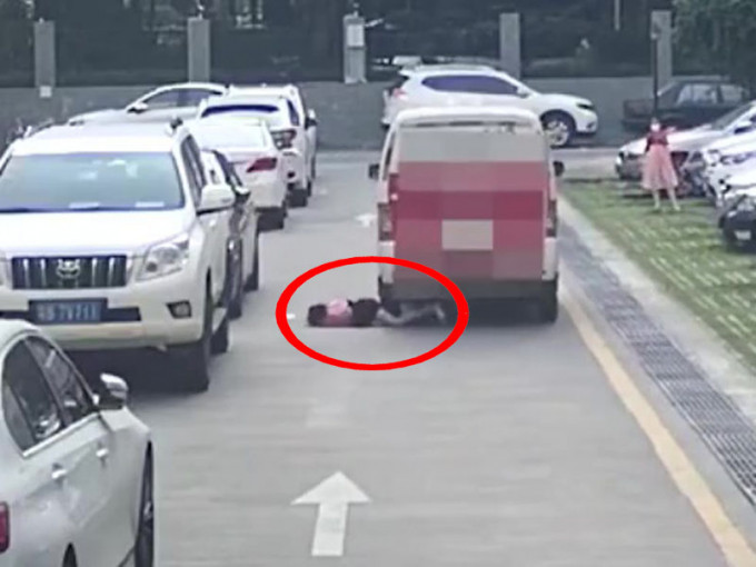 深圳8歲女童停車場奔跑玩耍被汽車輾過身亡。(網圖)