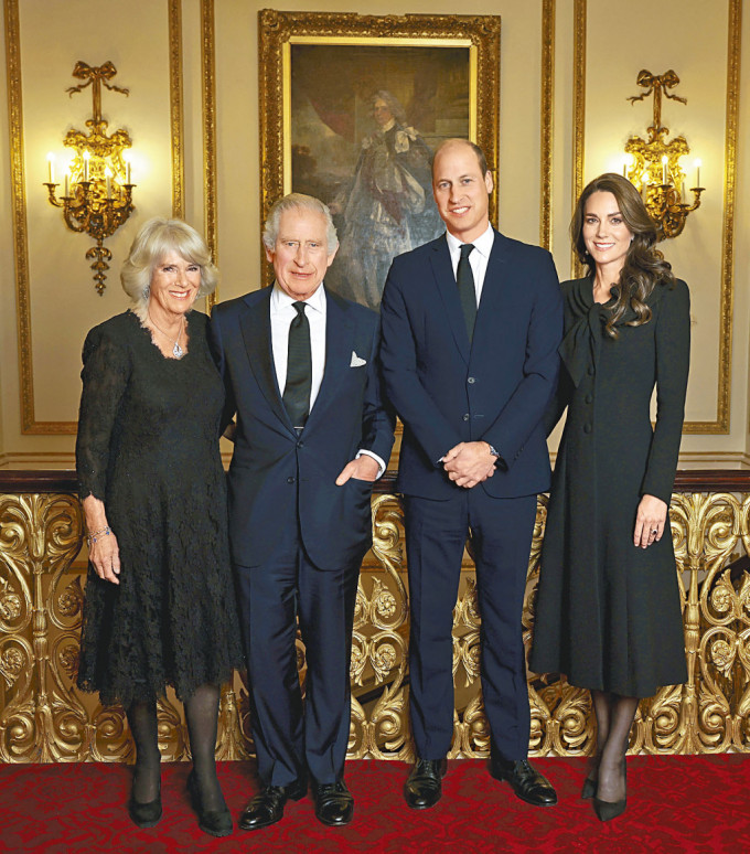 白金漢宮上周六公開英皇查理斯三世繼位後新照片，可見查理斯左手放在口袋，右手擁着皇后卡米拉，皇儲威廉及皇妃凱特也同框。