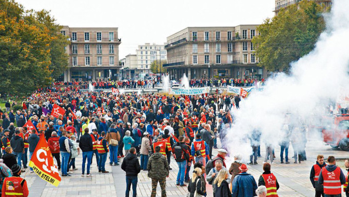 示威者在法国城市勒哈佛尔集会，要求加薪抗通胀。