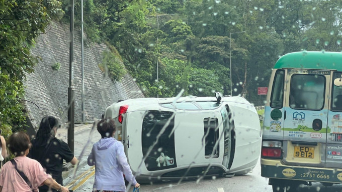 P牌私家車翻側。網上圖片