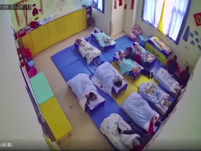 有家長反映幼兒園生午睡時被纏透明膠固定。