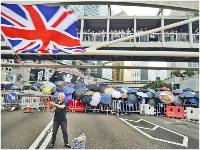 「王婆婆」之前经常在示威现场挥动英国国旗。资料图片