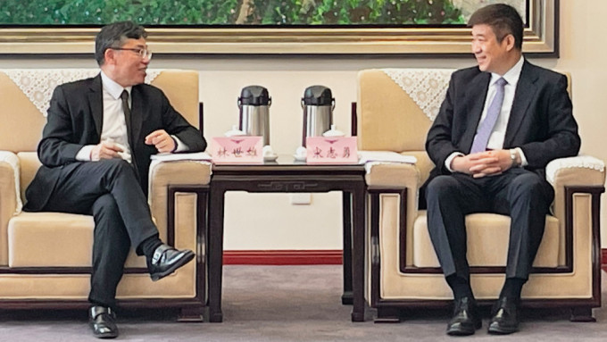 林世雄（左）與國家民用航空局局長宋志勇會面。政府新聞處