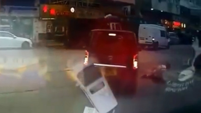 一輛七人車前日於深水埗撞倒一名站在馬路中央等待過馬路的老翁。Facebook「馬路的事討論區」影片截圖