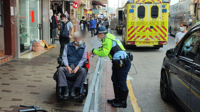 坐輪椅男子臉及咀部擦傷，經包紥後拒絕送院。徐裕民攝
