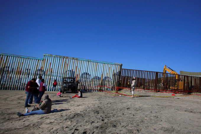 墨西哥边境城市蒂华纳派人加紧巡逻，防非法移民爬过分隔两地的围墙进入美国。路透社