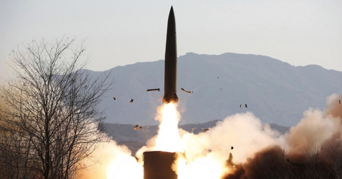 北韩朝中社证实，「铁路导弹团」昨日举行演习，并试射火车搭载的铁路机动导弹。AP图片