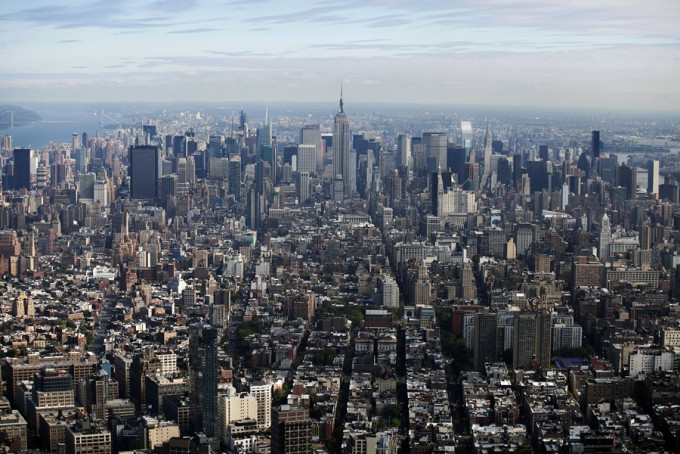 紐約林立的摩天大廈每天要燃燒大量石化燃料，估計佔了全市溫室氣體排放量六成七。  AP圖片
