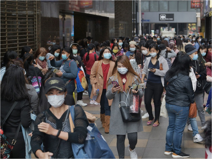 内地专家曾光指香港防疫措施不到位，令疫情反覆。资料图片