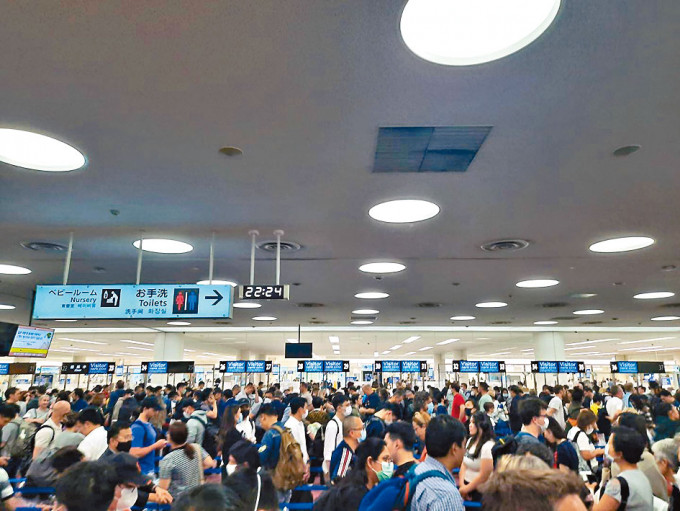 縱橫遊前日在社交網站上載東京羽田機場排隊入境情況。