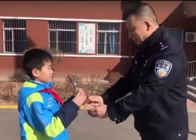 遼寧小五男生拾金不昧，獲學校及當地公安部門頒表揚。網圖