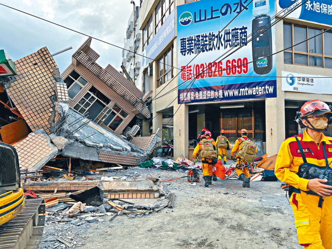 台灣花蓮玉里鎮一棟三層樓房倒塌，消防員到場營救。