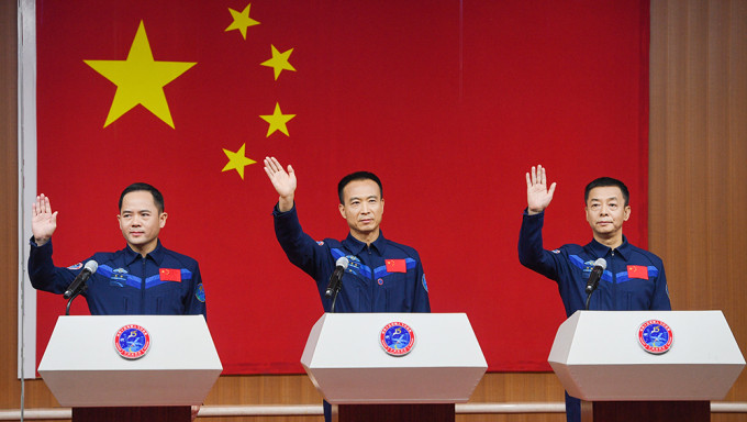 太空人费俊龙（中）、邓清明（右）、张陆（左）昨天集体亮相。