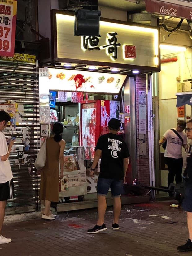 「渣哥」铜罗湾店被人淋红油。香港突发事故报料区Yan So图片