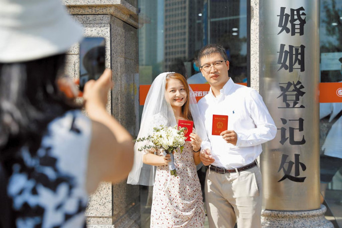 中国单身人口高达2亿，让婚姻介绍业拥有发展的土壤。资料图片