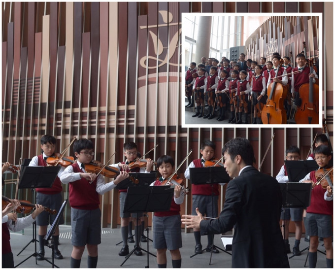 学童获邀在综合大楼内表演弦乐。