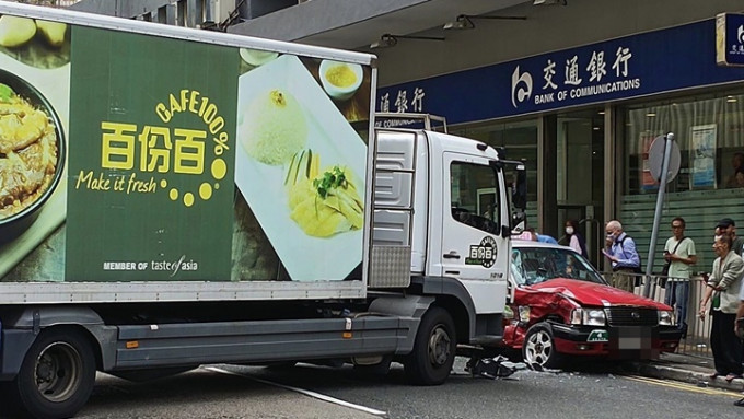 貨車與的士相撞。fb：Terry Wong