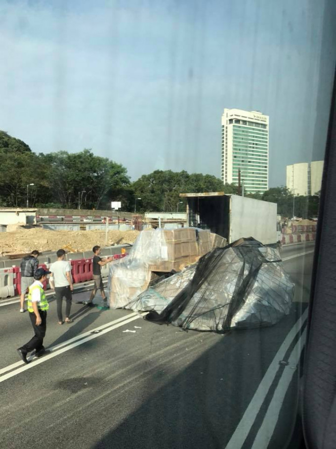 入机场方向有货车失事。网民Shamino Tse相片