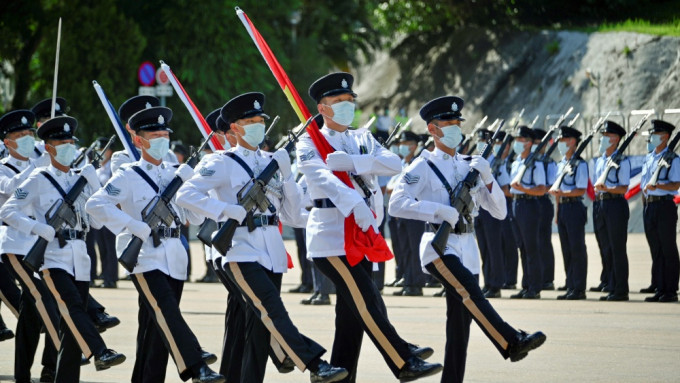 警队结业会操的升旗环节，以中式步操进行。