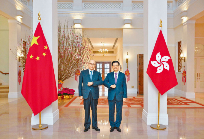 行政長官李家超昨日在禮賓府，與新任中聯辦主任鄭雁雄會面。