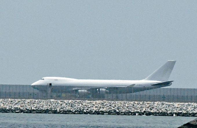 一架货机因油压系统故障，折返降落香港国际机场时爆胎，滞留北跑道。