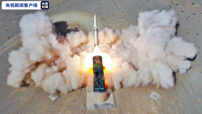 ■解放軍發射DF-15B導彈。