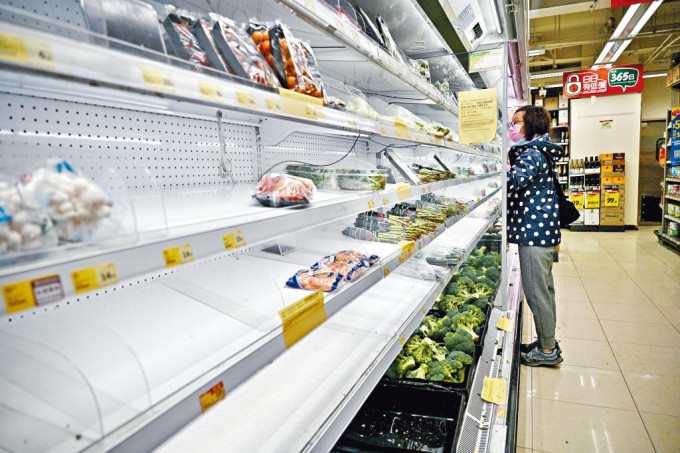 全民檢測逼近，市民為防實施禁足令，提早儲糧以備不時之需，超市部分貨品幾近掃光。