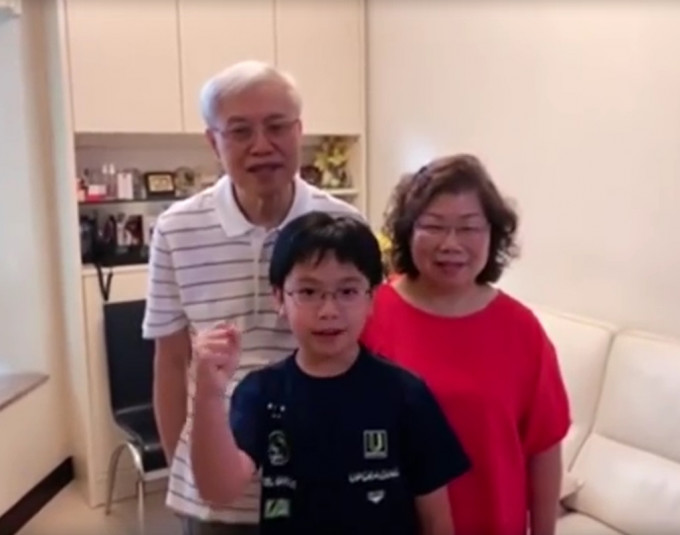有港媽獲內地媒體邀請拍攝兒子用普通話祝福國慶的短片，引發內地網民熱議。網上圖片