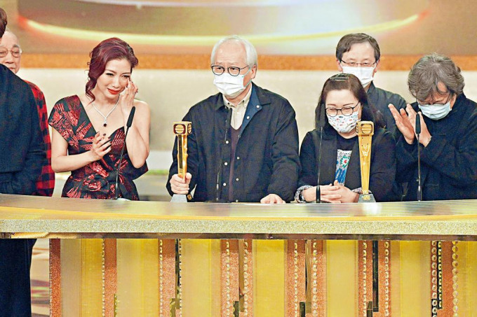 節目及發展分部創作經理楊永祥（左2），代表《東張西望》領獎。