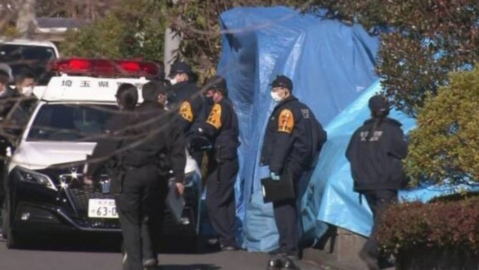 大批警员封锁现场调查。NHK